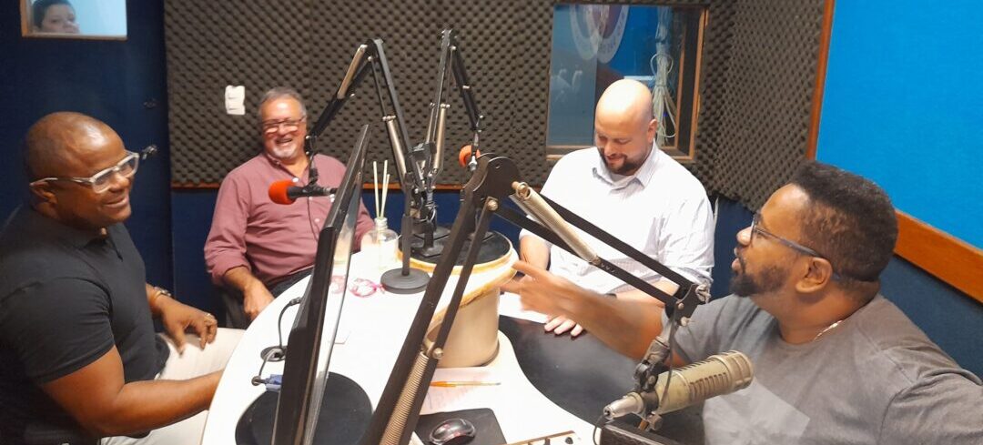 Os presidentes da Aero, Almir Correia; do CAU, Sydnei Menezes; do Crea-RJ, Miguel Fernández; e o locutor da rádio Energia, Leandro Pereira.