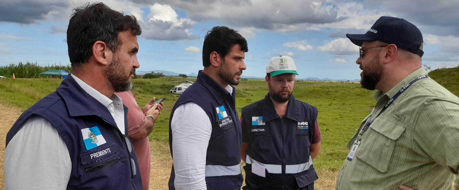 O presidente do Inea, Renato Bussiere, o secretário de Ambiente, Bernardo Rossi, e o presidente do Crea-RJ,  Miguel Fernández,  no marco zero da contaminação de tolueno no Rio Guapiaçu